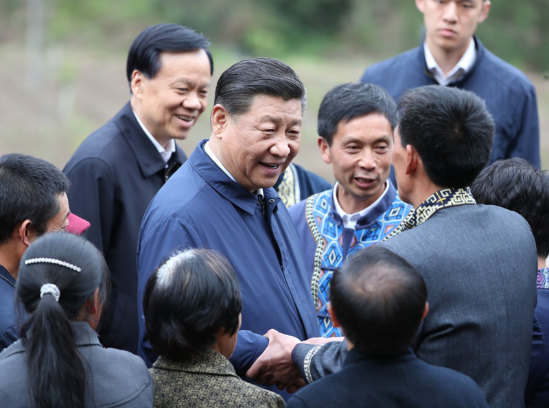 2019年4月15日至17日，中共中央總書記、國家主席、中央軍委主席習(xí)近平在重慶考察，并主持召開解決“兩不愁三保障”突出問題座談會。這是4月15日下午，習(xí)近平在石柱土家族自治縣中益鄉(xiāng)華溪村同村民親切交流。新華社記者 丁海濤 攝